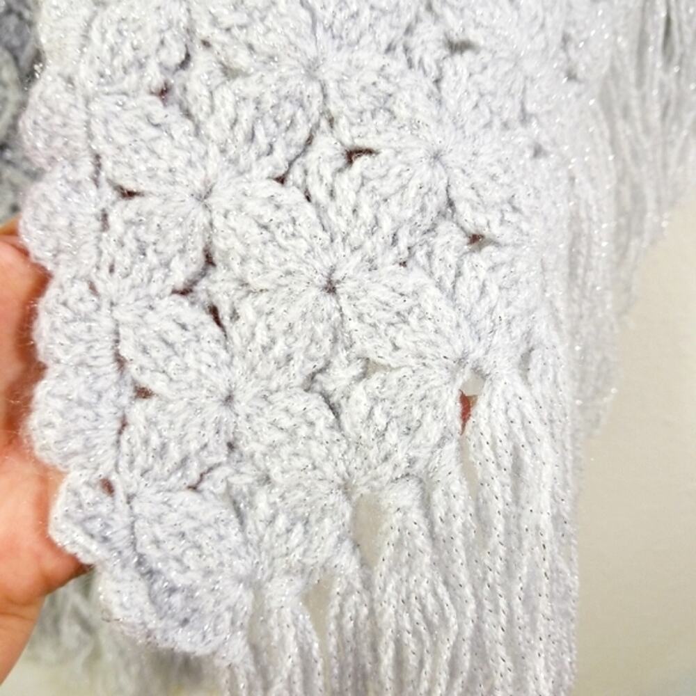 NWOT gray metallic silver thread large fringed knit shawl - Picture 5 of 9
